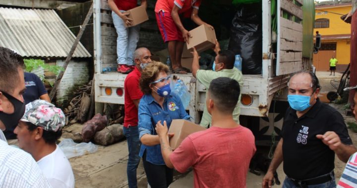 RECORRE Y ENTREGA APOYOS LA PRESIDENTA DEL DIF GUERRERO, MERCEDES CALVO EN ZONA AFECTADA POR LA TORMENTA TROPICAL HERNÁN