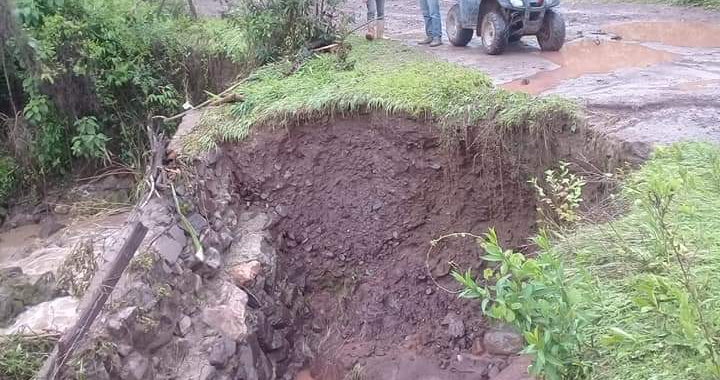 Totalmente destrozados caminos de la sierra de Tecpan, se quejan pobladores 