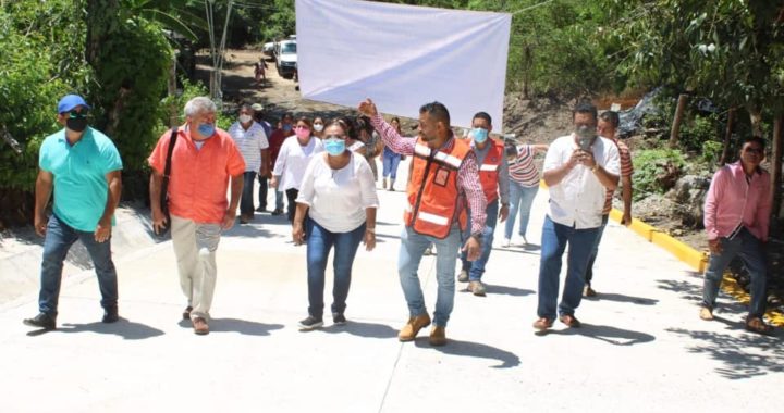 INAUGURA  EL PRESIDENTE ESTEBAN CÁRDENAS, EL ACCESO PRINCIPAL DE LA COMUNIDAD DE LA CIENEGA DEL CAYACAL.