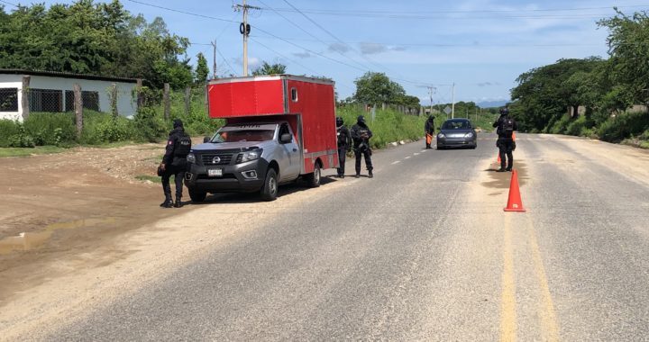 Policía del Estado realiza filtros de seguridad en carretera Lázaro Cárdenas-Zihuatanejo