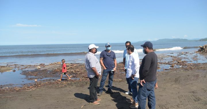 Gobierno de Zihuatanejo avanza en los trabajos de limpieza en playa Linda