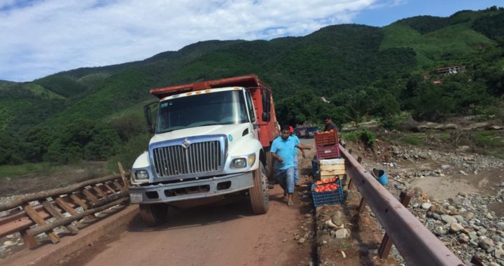 Municipio en coordinación con el Estado abren paso en carretera La Unión-Coahuayutla 