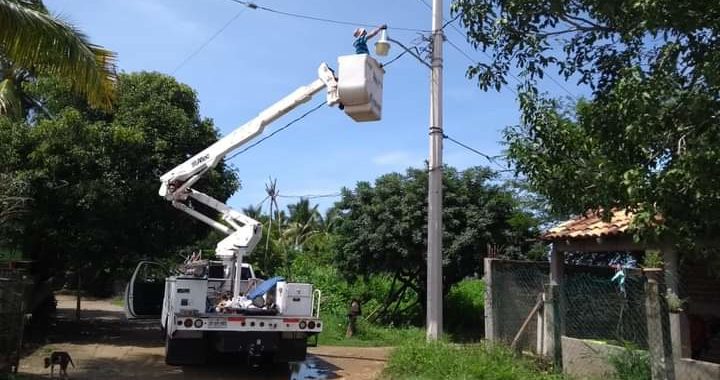 Servicios Públicos repara y sustituye luminarias en La Unión dañadas en esta temporada de lluvias