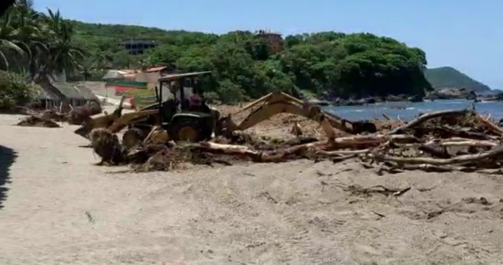 Agradecen pobladores de Bahías de Papanoa intervención de autoridades municipales para limpiar las playas