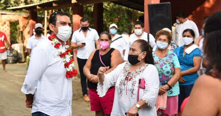 Jorge Sánchez Allec da respuesta a vecinos de El Coacoyul con el arranque de una nueva pavimentación