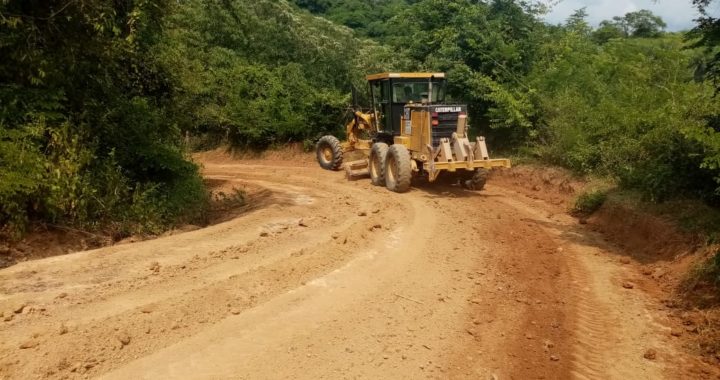 Alcalde Crescencio Reyes pone en marcha rastreo de caminos rurales en La Unión