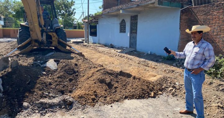 Presidente Crescencio Reyes supervisa obra de pavimentación en Petacalco