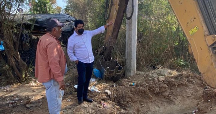 Alcalde Crescencio Reyes supervisa obra de introducción de agua potable al Crucero de La Unión