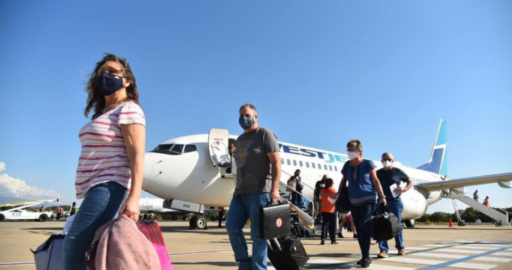 Presidente Jorge Sánchez Allec recibe primer vuelo de Canadá