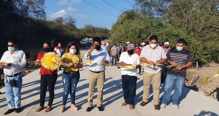 Presidente Crescencio Reyes inaugura dos vados en El Limón