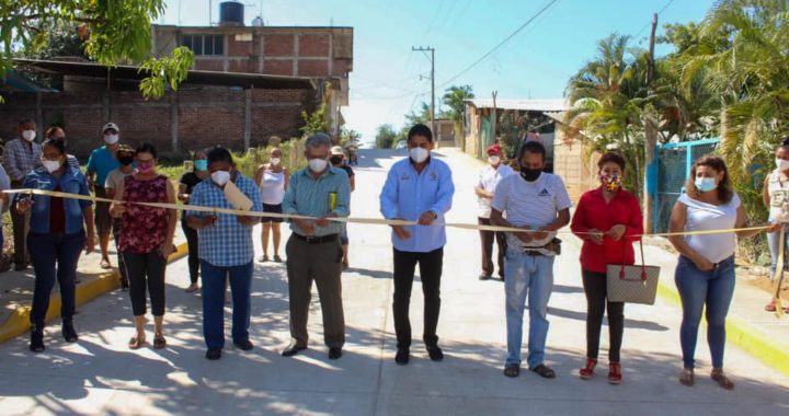 PAVIMENTA  EL GOBIERNO DE PETATLÁN, LOS ACCESOS PRINCIPALES AL CENTRO DE SALUD DE LA COLONIA MORELOS.