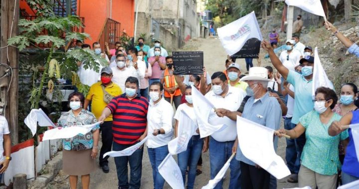 Presidente Jorge Sánchez sigue cumpliéndole a la gente de Zihua