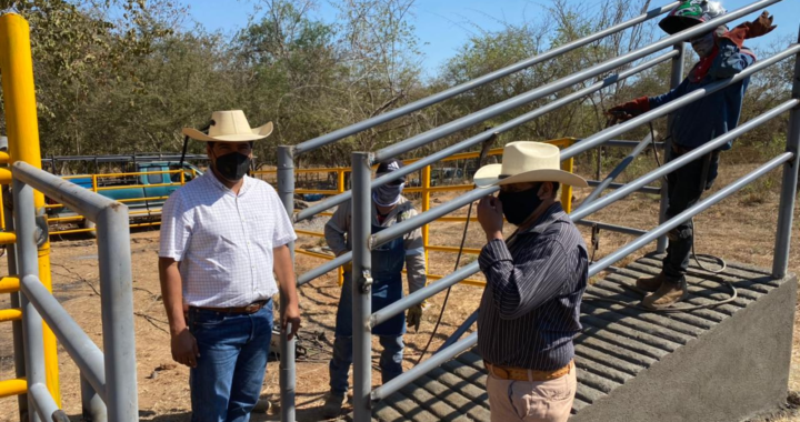 Alcalde Crescencio Reyes entrega corral de manejo en El Rincón de Cucharatepec