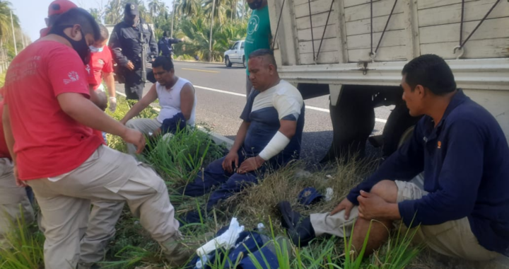 Tres heridos deja volcadura de camioneta cerca del Papayo, en el municipio de Coyuca de Benítez