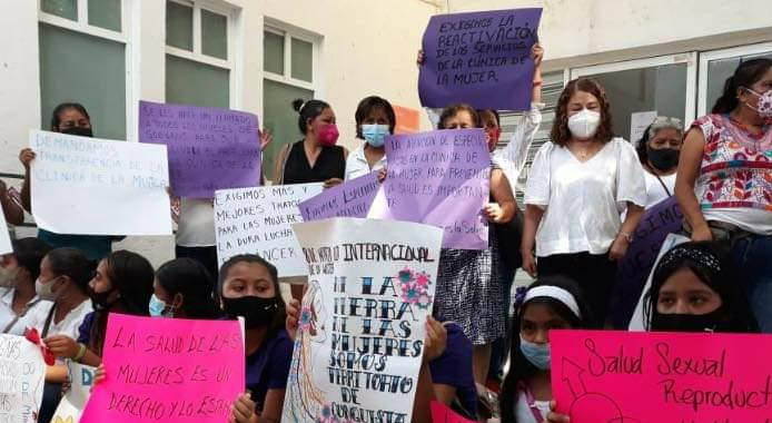 Protestan luchadoras sociales y líderes feministas en Atoyac; exigen la apertura de clínica de la mujer