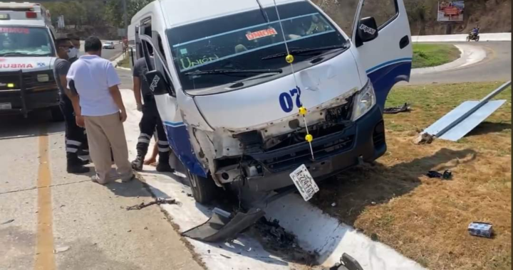 Se registra choque vehicular en el bulevar de Zihuatanejo