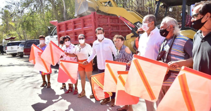 Presidente Jorge Sánchez Allec da banderazo de pavimentación con carpeta asfáltica playa La Ropa