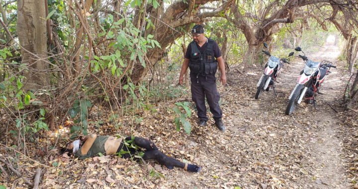 Localizan a hombre vestido de mujer asesinado cerca del Cayaco, en Coyuca de Benítez