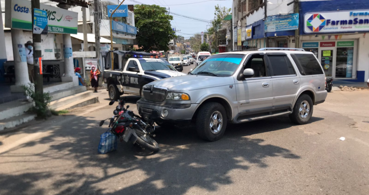 Camioneta impacta a motociclista en pleno centro de Tecpan