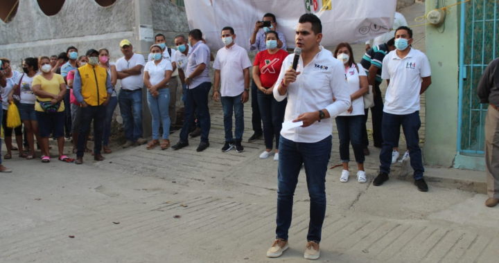 Asume compromisos Yasir Deloya con vecinos de colonias de Tecpan