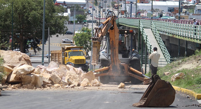 Niegan riesgo de deslave en Poliforum, pero cada año se desgajan rocas; así lucen las grietas en la zona