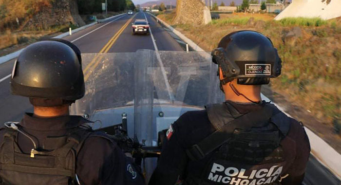 Se desata enfrentamiento a tiros entre agentes de la Fiscalía y hombres armados en la autopista Siglo XXI