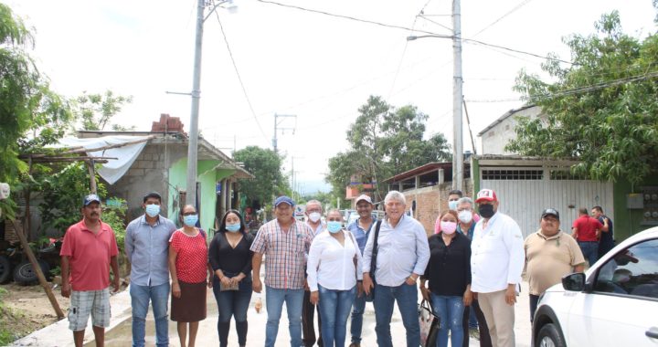 SUPERVISA  DE OBRA DE ELECTRIFICACIÓN  ESTEBAN CÁRDENAS EN PETATLÁN.