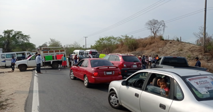 Bloquean serranos la carretera Acapulco-Zihuatanejo en el municipio de Atoyac