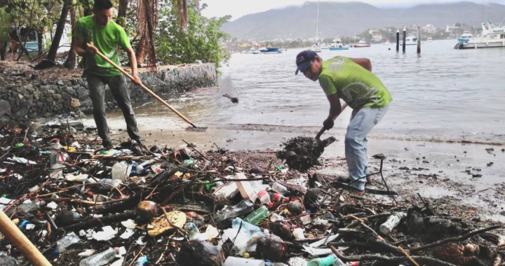 Gobierno de Zihuatanejo mantiene limpia la ciudad tras el paso de la lluvia.