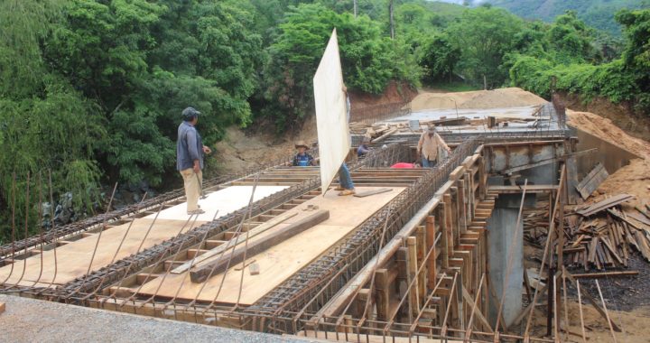 AVANZA LA CONSTRUCCIÓN DE PUENTE EN LA COMUNIDAD DE “OCOTE DE PEREGRINO”; ESTEBAN CÁRDENAS SANTANA.