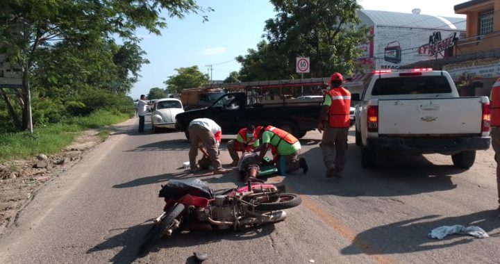 Dos hombres mal heridos deja choque entre dos motos en Técpan