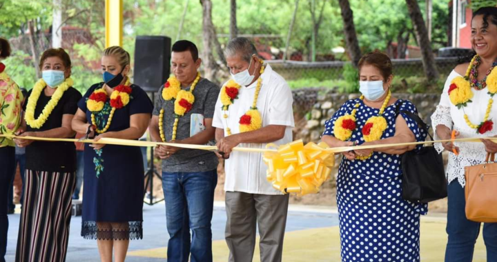 Entrega cancha techada en Los Llanitos, alcalde de Tecpan