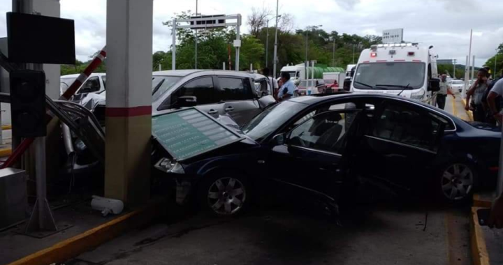 Se registra fuerte choque vehicular en la caseta de La Venta