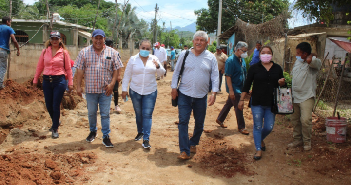 Esteban Cárdenas supervisa la construcción del sistema de agua potable de la colonia “Los Llanitos”. 