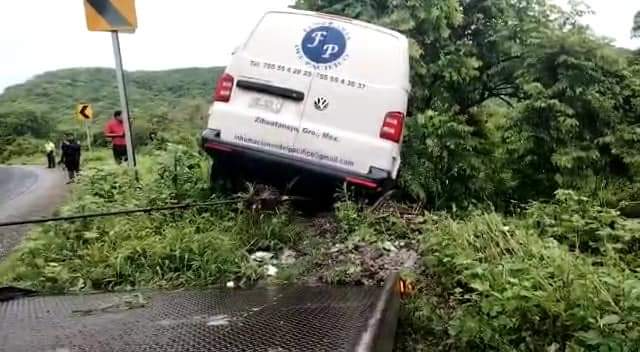 Se sale de la carretera vehículo del servicio funerario