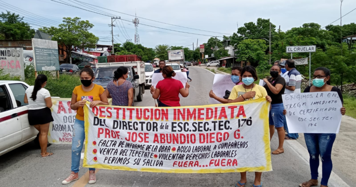 Protestan padres de familia y bloquean carretera Acapulco-Zihuatanejo, en Atoyac