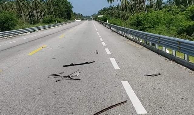 Arrojan pedazos de fierros sobre carretera federal Acapulco-Zihuatanejo