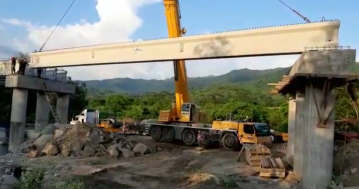 Avanzan trabajos de construcción de puente en la sierra de Técpan