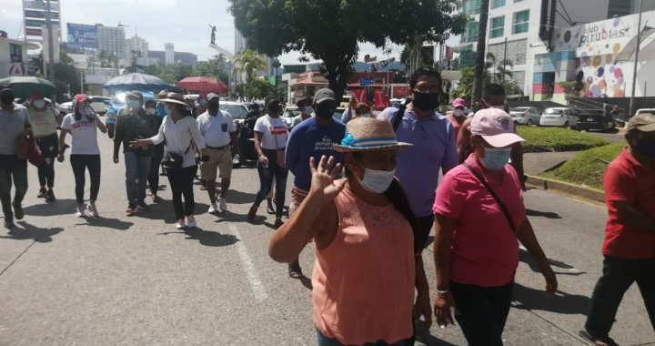 Exigen con una marcha liberación de Vicente Suástegui en Acapulco