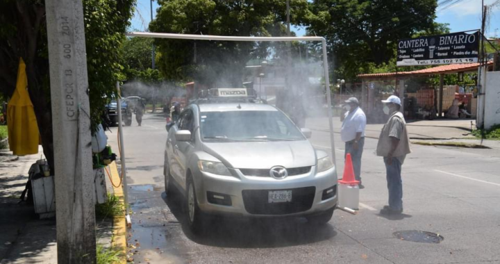 Gobierno de Zihuatanejo y Delegación de Transportes instalan arco sanitizante para vehículos COVID-19. 