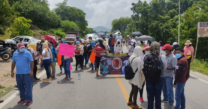 Maestros cetegistas bloquean carretera en Costa Grande; rechazan regreso a clases presenciales