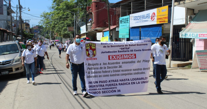 Marchan trabajadores de la Salud en Tecpan; exigen pago del FEGAC