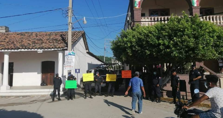 Protestan trabajadores del ayuntamiento de Benito Juárez; exigen pago de sus quincenas