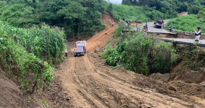 Gobierno de Zihuatanejo restablece flujo vehicular en caminos de zona rural