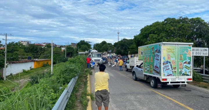 Bloquean padres de familia por una hora en San Luis de la Loma