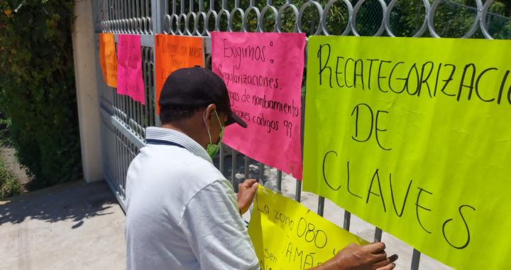 Mantienen maestros cerradas oficinas de la SEG en Tecpan