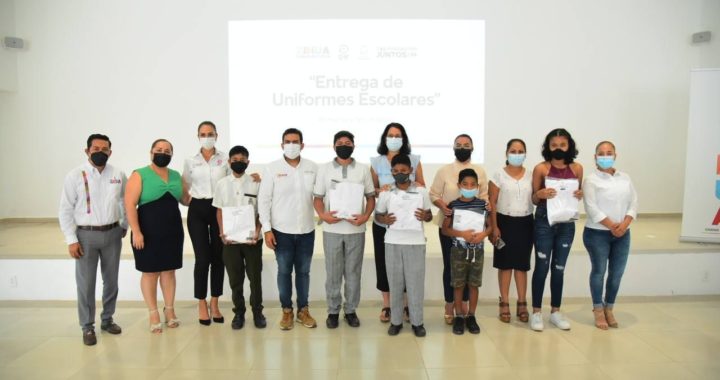 Ayuntamiento y DIF  apoyan con uniformes escolares a alumnos de primaria y secundaria