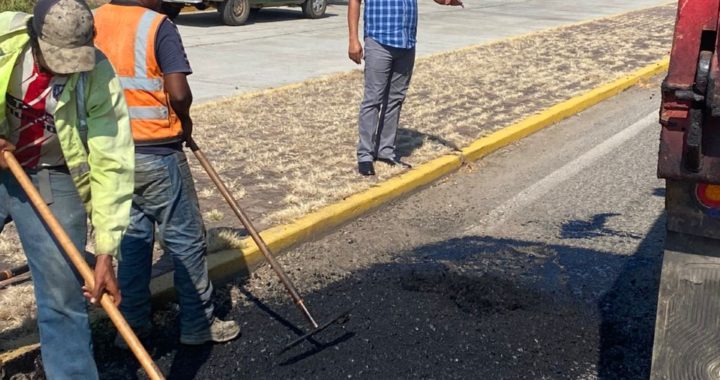 Alcalde Crescencio Reyes ordena bacheo en acceso a cabecera municipal de La Unión