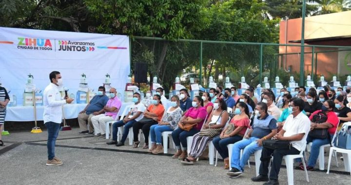 Ayuntamiento y DIF benefician a 175 escuelas y casi 25 mil alumnos con kit’s de limpieza