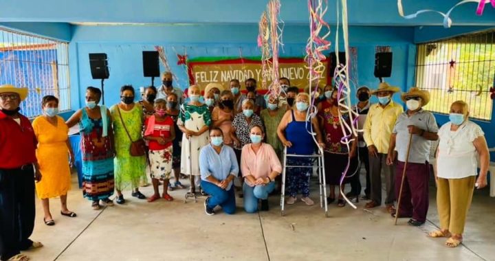 Presidenta del DIF Municipal Rebeca Núñez presente en posada de club de la tercera edad